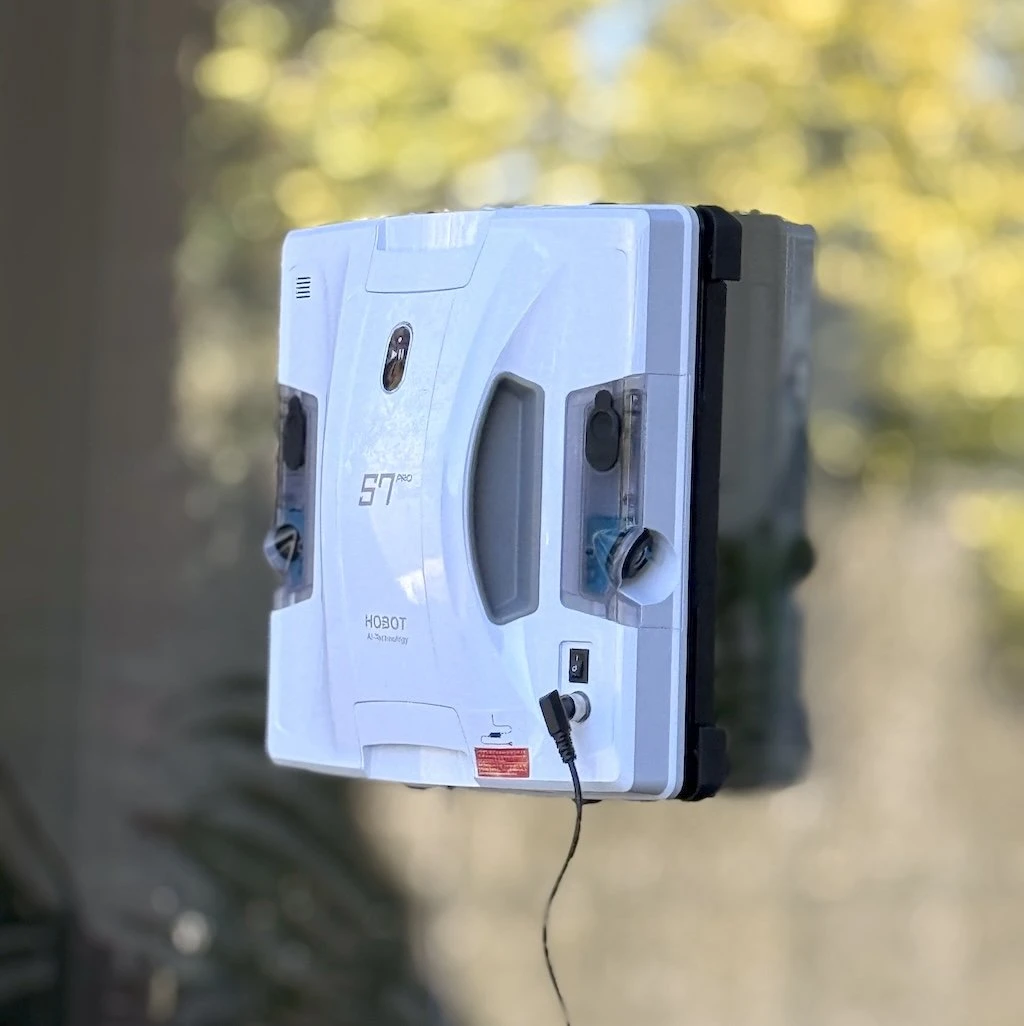 Hobot S7 Pro limpiando una ventana grande con marcas de cal